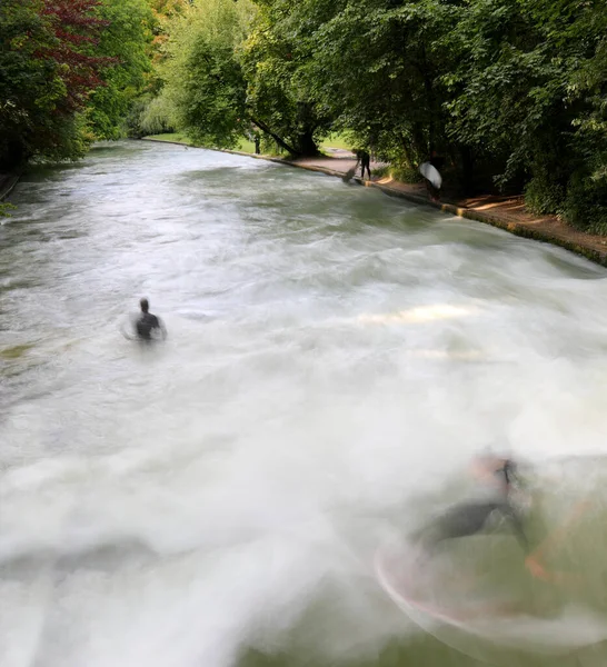 Folyó München Németországban Nevű Eisbach Ahol Lehet Csinálni Sport Szörfözés — Stock Fotó