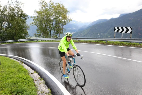 Jovem Garoto Ciclista Com Bicicleta Corrida Enquanto Faz Uma Curva — Fotografia de Stock