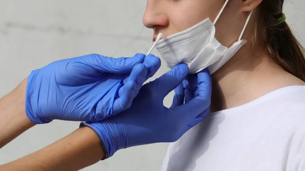 Mano Del Médico Que Realiza Una Prueba Hisopo Nasal Para — Foto de Stock