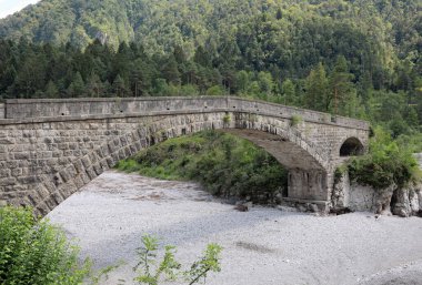 Eşek sırtlı eski bir köprü ve susuz bir nehir.
