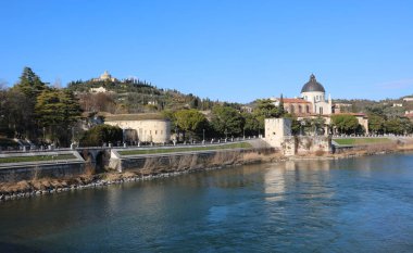 Kuzey İtalya 'da Verona şehrinde FIUME ADIGE adlı büyük bir nehir