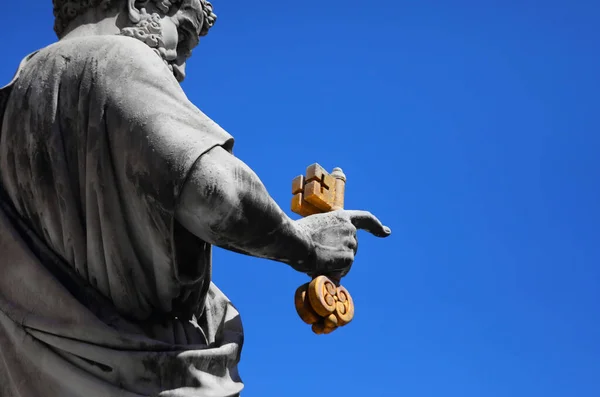 Estátua São Pedro Chave Ouro Céu Valtican — Fotografia de Stock