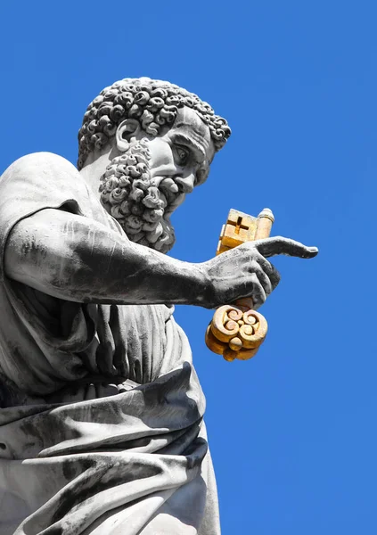 聖ピーター像とバルチカンの黄金の鍵下からの眺め — ストック写真