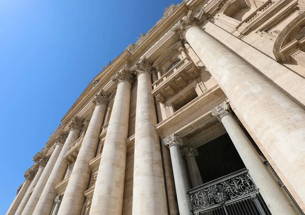 Hoge Zuilen Van Sint Pietersbasiliek Vaticaan — Stockfoto