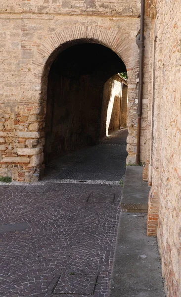 Portão Antigo Acesso Aldeia Medieval Entre Muralhas Das Muralhas Cidade — Fotografia de Stock