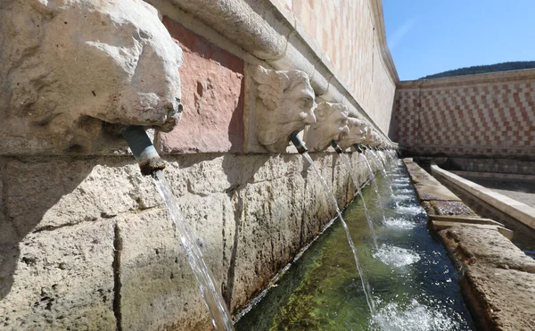 Statue Che Spruzzano Acqua Dolce Nella Fontana Delle Cannelle Nel — Foto Stock