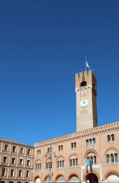 市内のメイン広場に北イタリアのトレヴィーゾ町の時計塔 — ストック写真