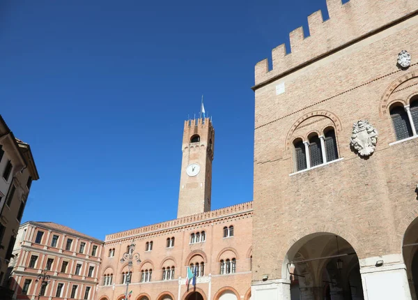 北イタリアのヴェネト地方のトレヴィーゾ市のメイン広場の塔と古代宮殿 — ストック写真