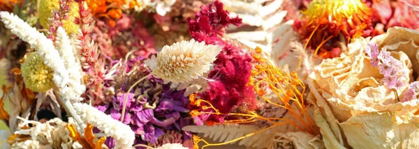 Цветочный Состав Сушеных Цветов Различных Сортов Цветов Продажи Палатке Ремесленника — стоковое фото