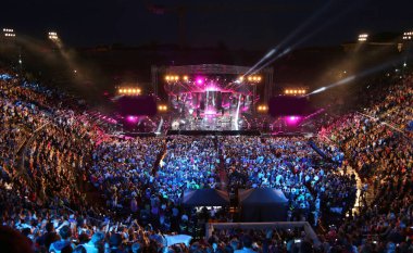 Verona, VR, İtalya - 5 Haziran 2017: İtalyan sanatçılarla Arena 'da canlı konser