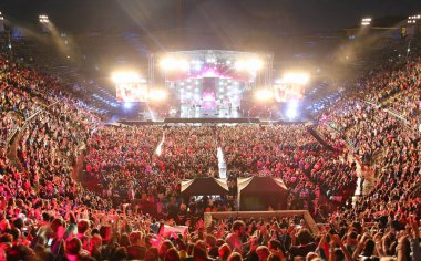 Verona, VR, İtalya - 5 Haziran 2017: Birçok İtalyan sanatçıyla Arena 'da canlı konser