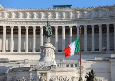Roma, RM, İtalya - 15 Ağustos 2020: Altare della Patria adlı anıt ve büyük İtalyan Bayrağı