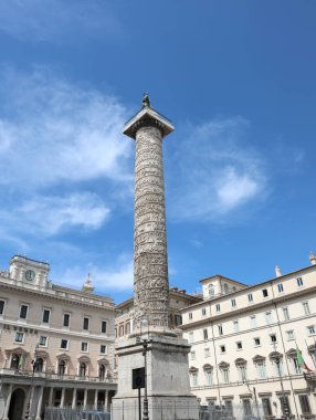 Roma, RM, İtalya - 18 Ağustos 2020: Antik Roma sütunu ve İtalyan hükümetinin Cigi Sarayı merkezi