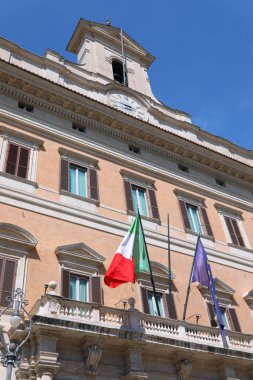 Roma, RM, İtalya - 18 Ağustos 2020: İtalya Parlamentosu 'nun Montecitorio Sarayı Cephesi
