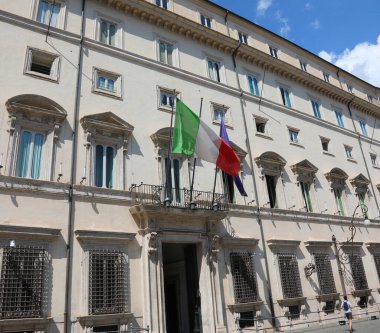 Roma, RM, İtalya - 18 Ağustos 2020: İtalyan ve Chigi Sarayı 'nın İtalyan ve Avrupa Bayrakları