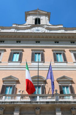 Roma, RM, İtalya - 18 Ağustos 2020: Montecitorio Sarayı 'nın İtalyan ve Avrupa Bayrakları