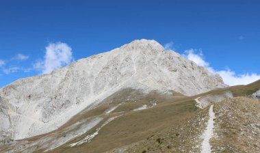 Orta İtalya 'da Abruzzo Bölgesi' nde GRAN SASSO adı verilen dağda yol
