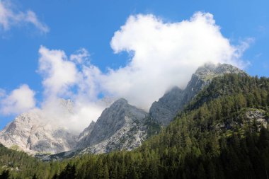 Kuzey İtalya 'daki Carnia Bölgesinde Avrupa Alpleri ve beyaz büyük bulutlar