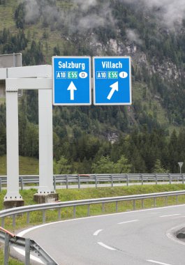 Otobanda Salzburg ya da Villach 'a giden yol işaretleri var.