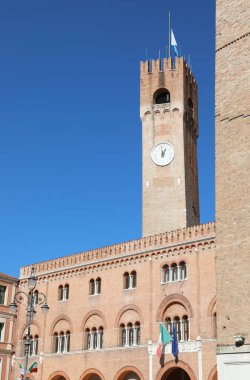 Kuzey İtalya 'daki Veneto Bölgesi Treviso şehrinin ana meydanında saat kulesi.