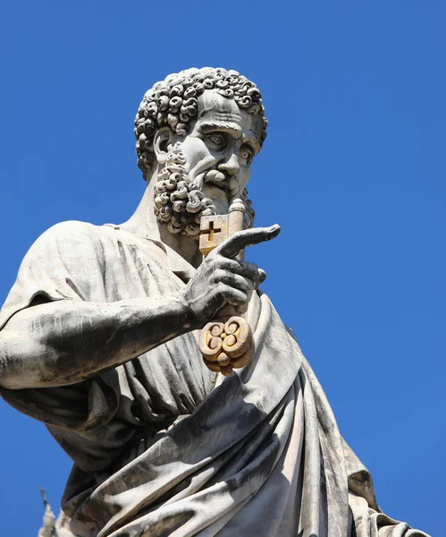 Estátua São Pedro Grande Chave Ouro Céu Valtican — Fotografia de Stock