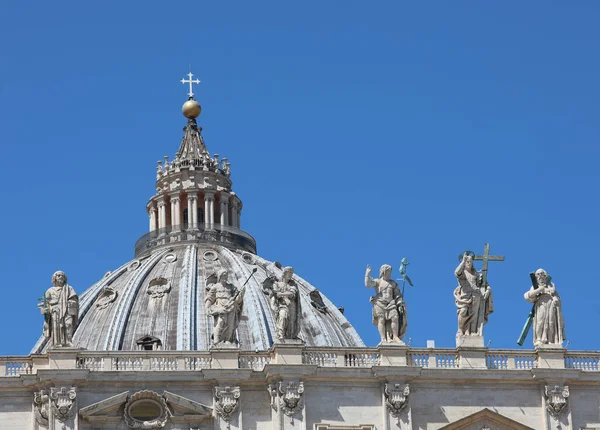 复活耶稣的雕像和更多的雕像在梵蒂冈圣彼得大教堂的立面和后面的大穹顶上 — 图库照片