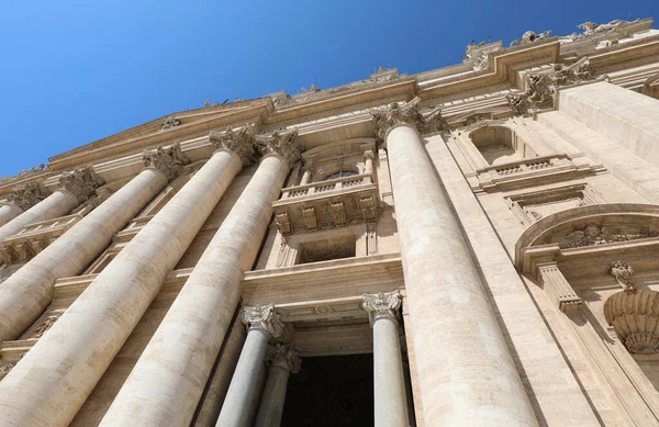 Vaticano Las Columnas Fachada Basílica San Pedro Vista Desde Abajo —  Fotos de Stock