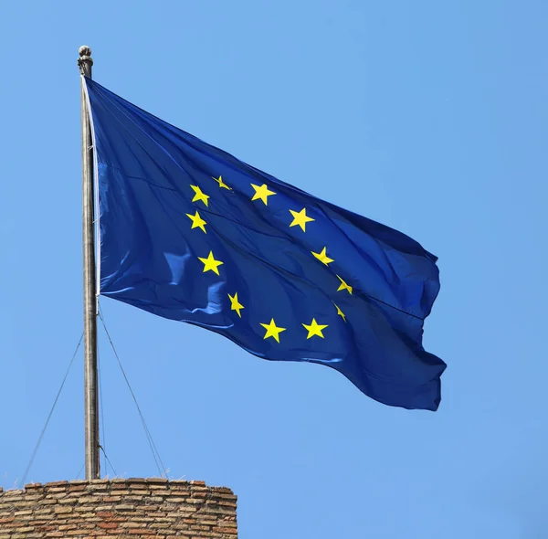 Большой Европейский Флаг Желтыми Звездами Синем Фоне — стоковое фото