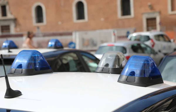 Αυτοκίνητο Της Ιταλικής Αστυνομίας Μπλε Σειρήνες Στην Πόλη Στο Δρόμο — Φωτογραφία Αρχείου
