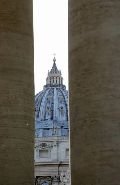 Große Kuppel Des Petersdoms Vatikanstadt Zwischen Zwei Großen Säulen — Stockfoto