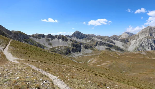 Orta İtalya 'nın Abruzzo Bölgesi' ndeki dağda yol