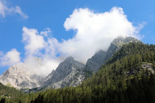 意大利北部卡尼亚地区的欧洲阿尔卑斯山和白云 — 图库照片