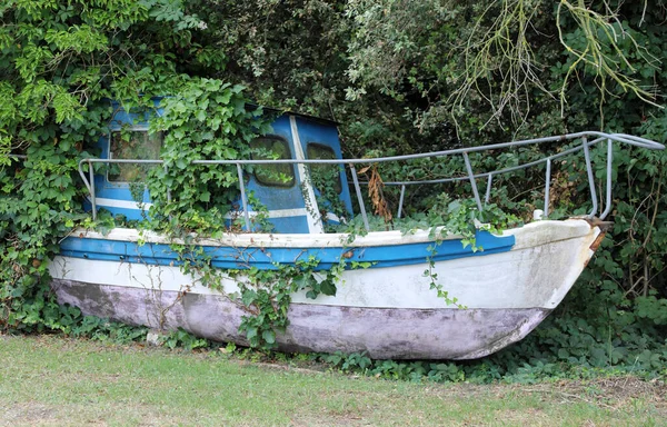 Wrack Eines Verlassenen Bootes Wald Nach Dem Transport Von Menschen — Stockfoto