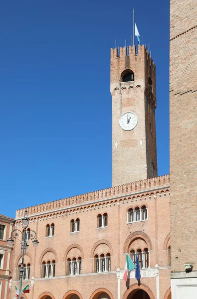 Kuzey İtalya 'daki Veneto Bölgesi Treviso şehrinin ana meydanında saat kulesi.