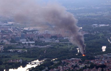 Akşamları şehrin yakınlarında alevler ve akşamları yoğun duman.