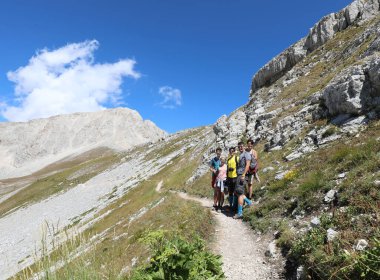 Orta İtalya 'nın Abruzzo Bölgesi' ndeki dağdaki yolda beş kişilik bir aile.