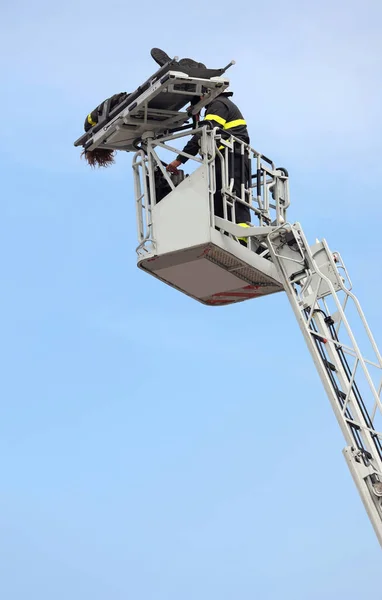 Brandweerman Die Gewonde Persoon Redt Met Truck Met Zeer Lange — Stockfoto