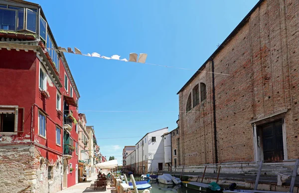 Talya Daki Venedik Adası Ndaki Seyyar Kanalların Üzerinde Giysili Evlerle — Stok fotoğraf