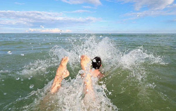 Mladý Chlapec Namočí Doprostřed Mořské Vody Můžete Vidět Jak Jeho — Stock fotografie