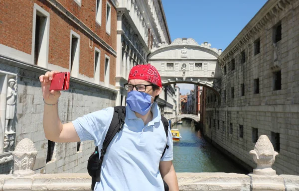 Jovem Tira Uma Selfie Com Máscara Durante Confinamento Veneza Itália — Fotografia de Stock