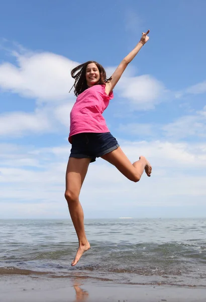 Szczęśliwa Dziewczynka Skacząca Plaży Nad Morzem Latem — Zdjęcie stockowe