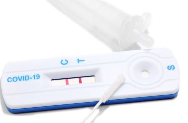 Kendiniz yapın çubuğuyla covid-19 virüsünün tespiti için tıbbi cihaz ve sadece testin uygunluğunu doğrulamak için bir kontrol hattı belirten iki çizgi bu nedenle beyaz arka planda başarısız olan