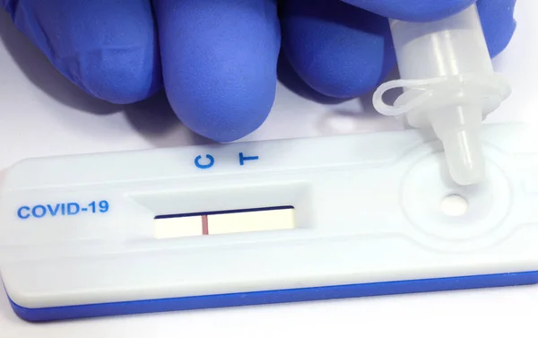 Синяя Перчатка Медицинский Прибор Тестирования Ковида Отрицательным Результатом Контрольной Линией — стоковое фото