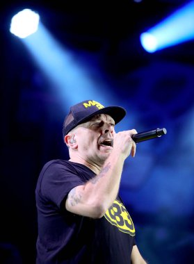 Vicenza, VI, İtalya - 11 Eylül 2021: MAX PEZZZALI 883 konser grubunun ünlü İtalyan şarkıcısı