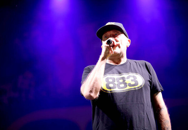 Виченца, Италия - 11 сентября 2021 года: известный певец группы 883 в живом исполнении