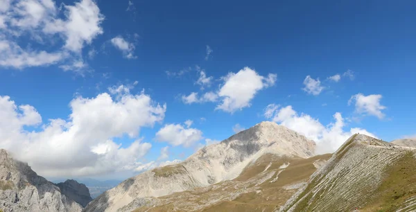 Montagne Abruzzesi Nel Centro Italia Con Cielo Limpido Nuvole Bianche — Foto Stock