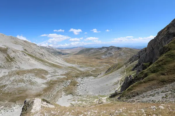 Orta İtalya 'nın Abruzzo Bölgesi' nde bulunan CAMPO IMPERATORE adlı geniş vadi