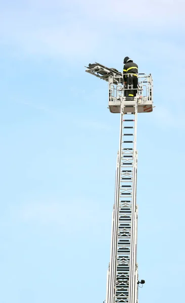 Bombero Cesta Muy Larga Escalera Camión Durante Rescate Una Persona — Foto de Stock