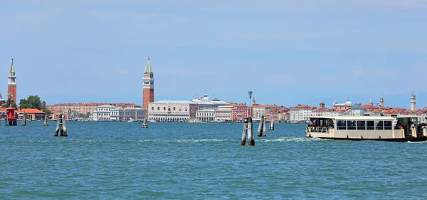 Venezia Veduta Con Traghetto Vaporetto Vaporetto Lingua Italiana Sul Canale — Foto Stock