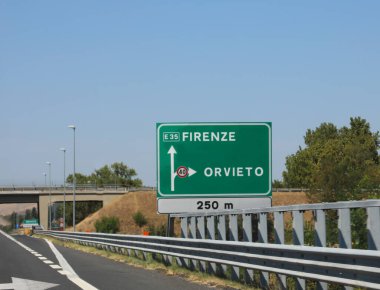 İtalya 'nın otoyol çıkışındaki kavşakta FLORENCE ve ORVIETO' nun Toskana bölgesinde yazdığı gibi
